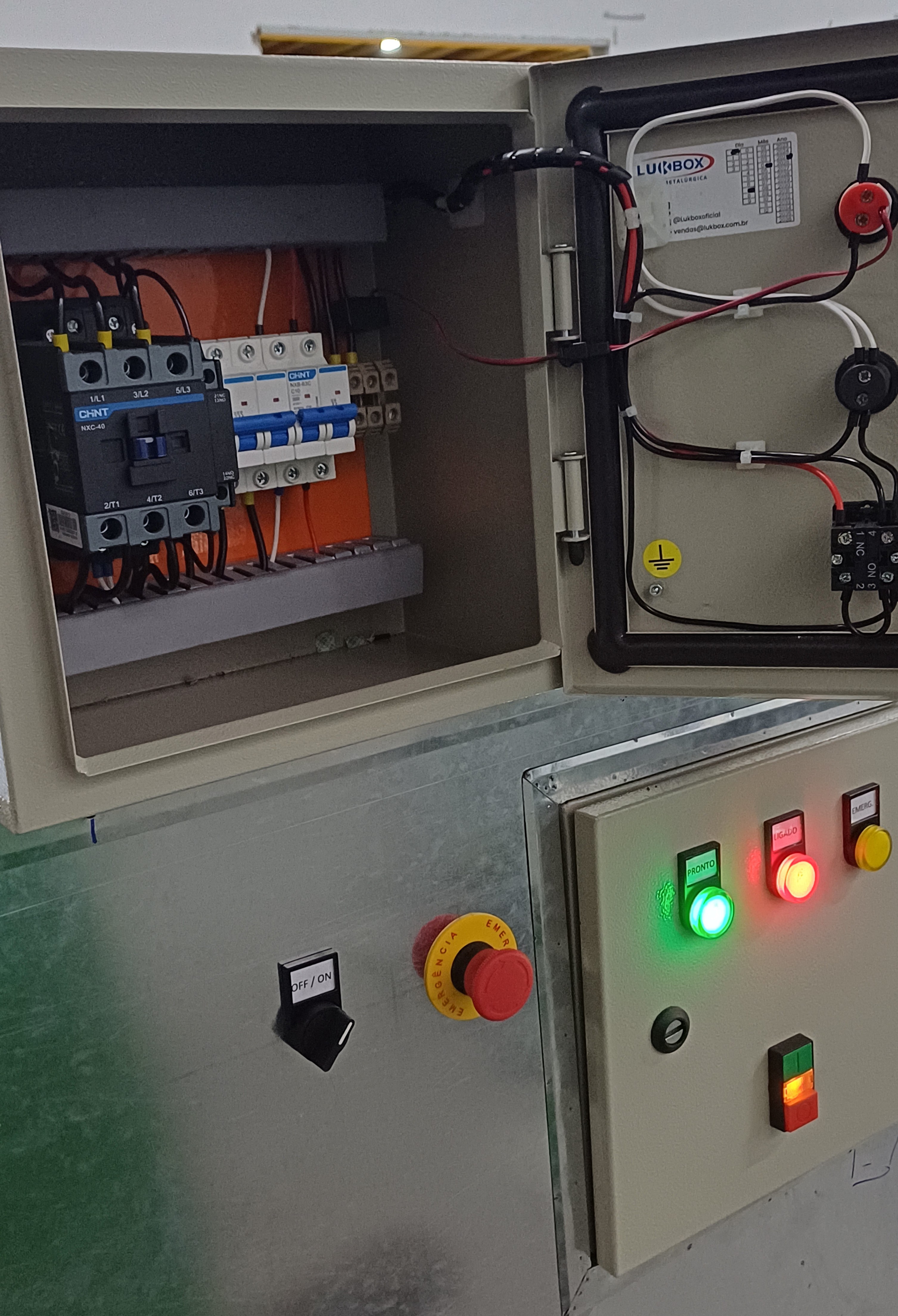 Iluminação industrial vista de cima